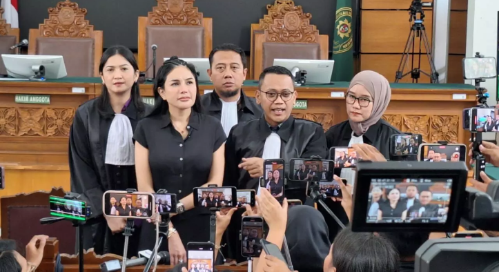 Nikita Mirzani Kena Batunya! Divonis 4 Tahun Penjara, Ekspresi Tenangnya Bikin Publik Heboh!