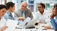 Ilustrasi sedang bekerja dan meeting bersama. ©Shutterstock.com