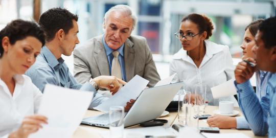 Ilustrasi sedang bekerja dan meeting bersama. ©Shutterstock.com