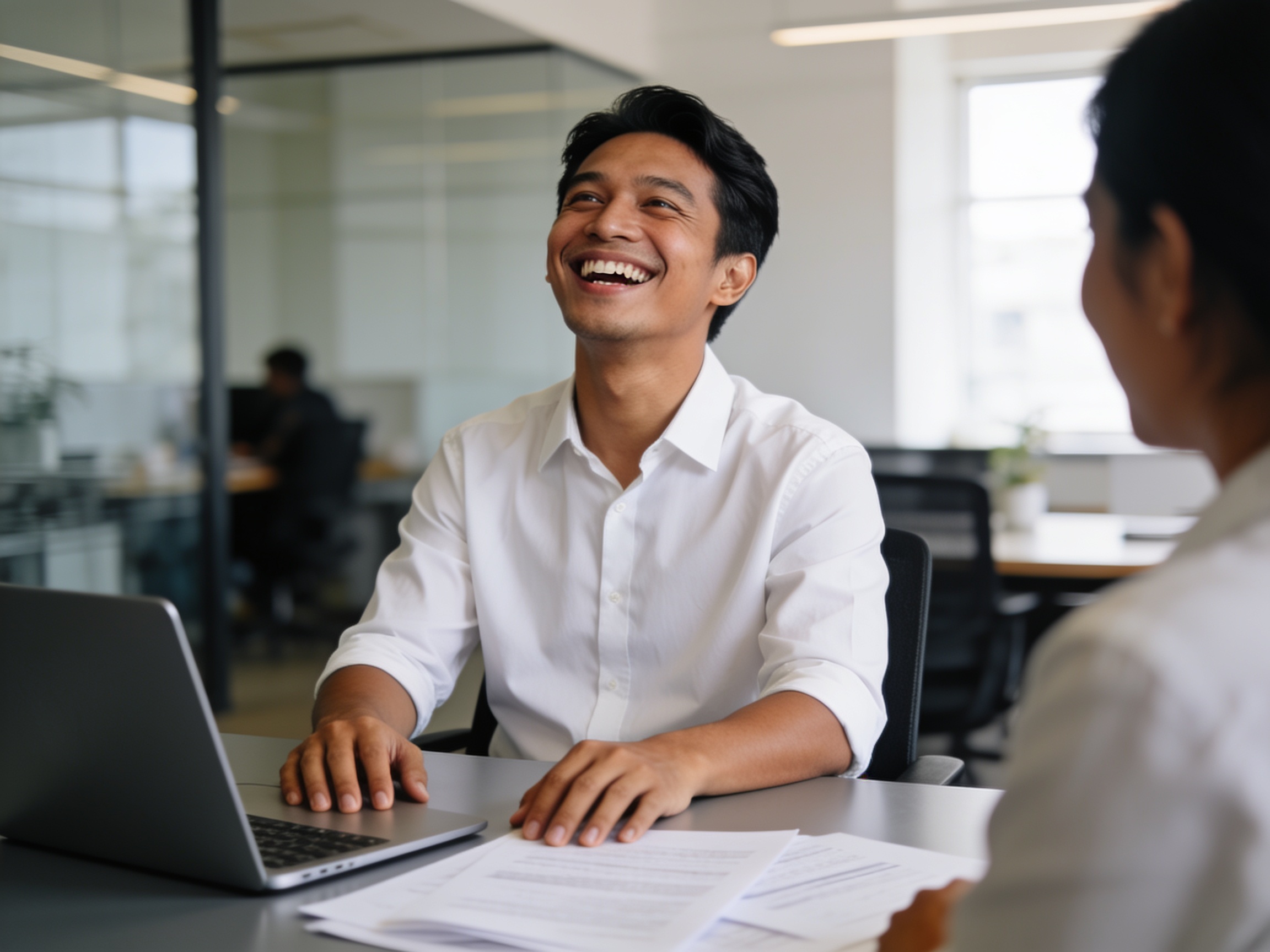 Pencari kerja Indonesia sedang cari lowongan kerja online bersama rekan kerja